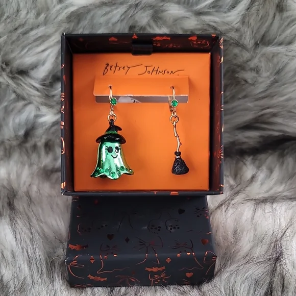 Betsey Johnson Emerald Ghost Earrings with Black Hat - Picture 6 of 8